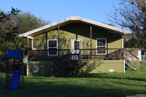 704 Mcdowell Avenue Jourdanton TX 78026