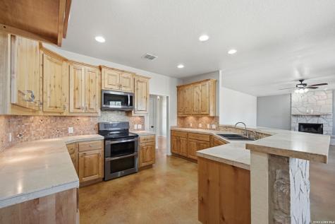1265 County Road 4516 Castroville TX 78009