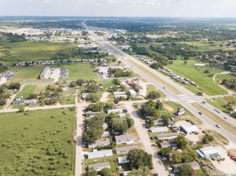 1804 Sutherland Springs Floresville TX 78114