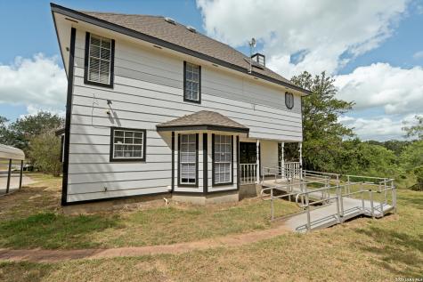9052 Us Highway 181 N Floresville TX 78114