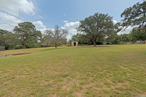 9052 Us Highway 181 N Floresville TX 78114
