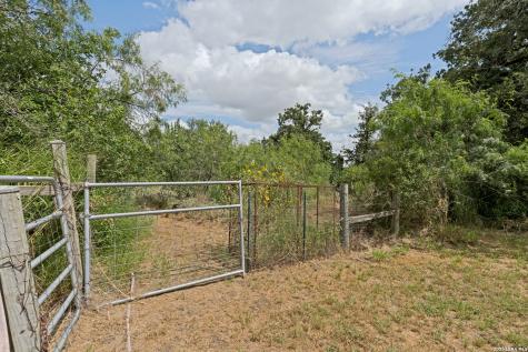 9052 Us Highway 181 N Floresville TX 78114