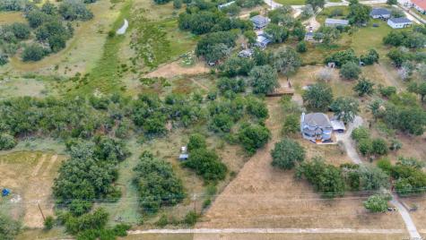 9052 Us Highway 181 N Floresville TX 78114