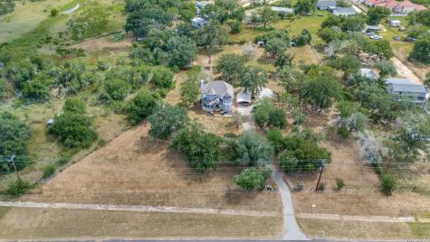 9052 Us Highway 181 N Floresville TX 78114