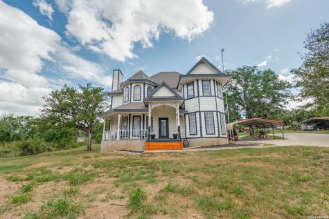 9052 Us Highway 181 N Floresville TX 78114