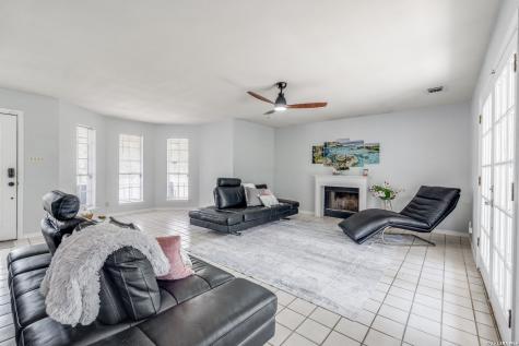 9052 Us Highway 181 N Floresville TX 78114
