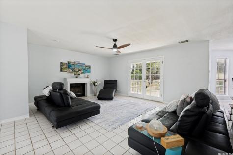 9052 Us Highway 181 N Floresville TX 78114