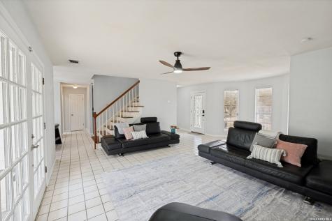 9052 Us Highway 181 N Floresville TX 78114