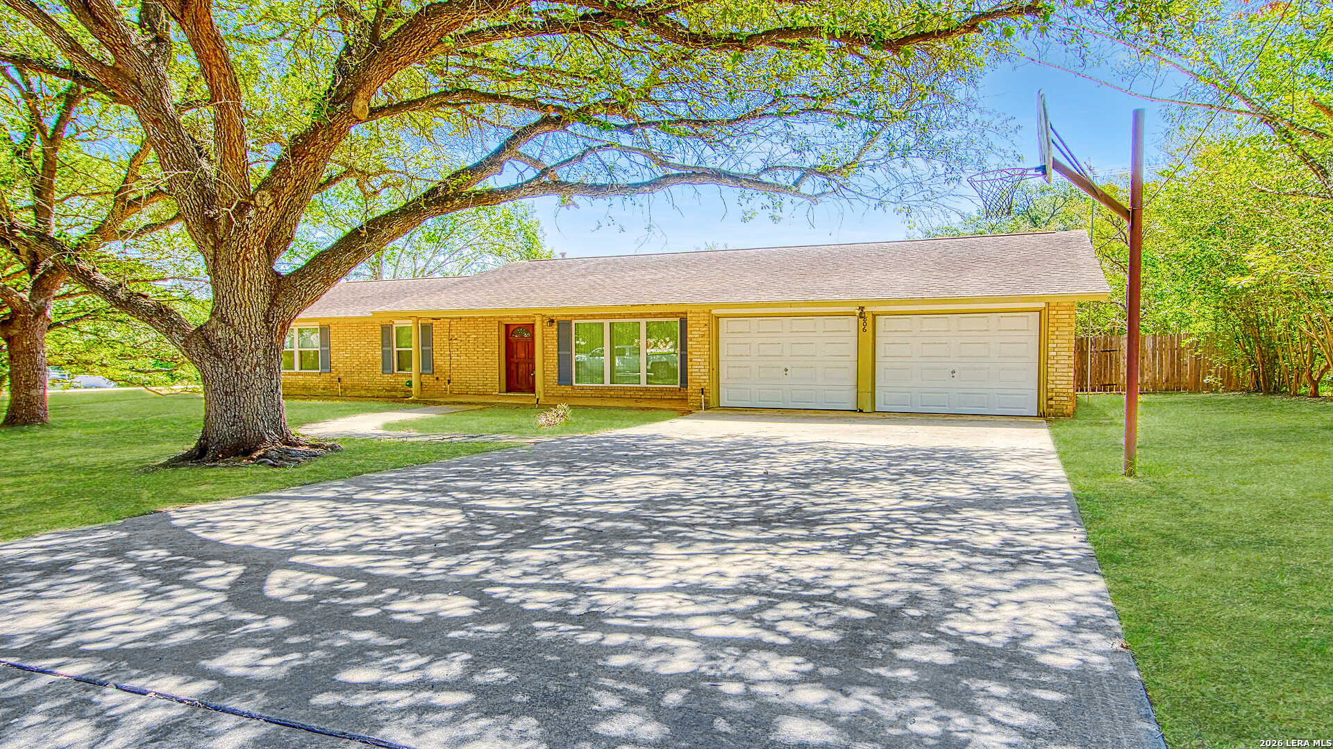 806 F Street Floresville TX 78114