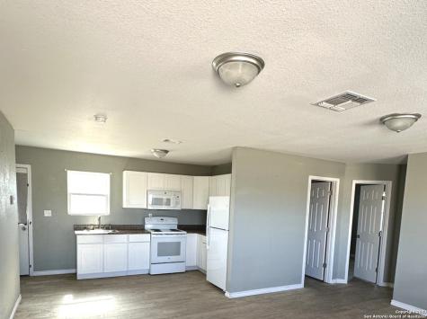536 N Estes Avenue La Pryor TX 78872