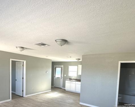 536 N Estes Avenue La Pryor TX 78872