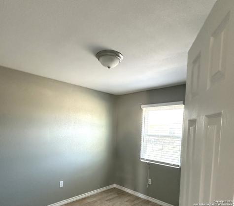 536 N Estes Avenue La Pryor TX 78872