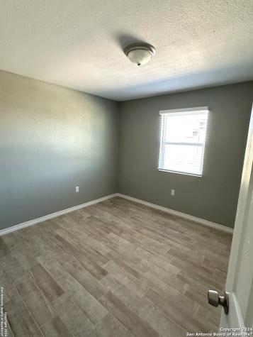 536 N Estes Avenue La Pryor TX 78872