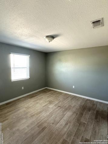 536 N Estes Avenue La Pryor TX 78872