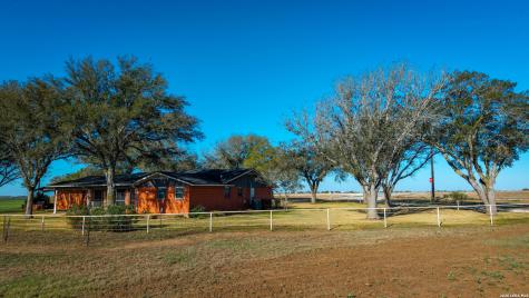 25 Labus Lane Floresville TX 78114