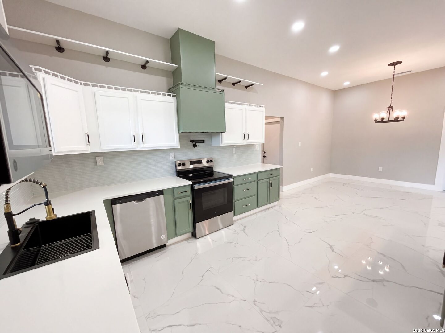 185 E Medium Meadow Drive Lytle TX 78052