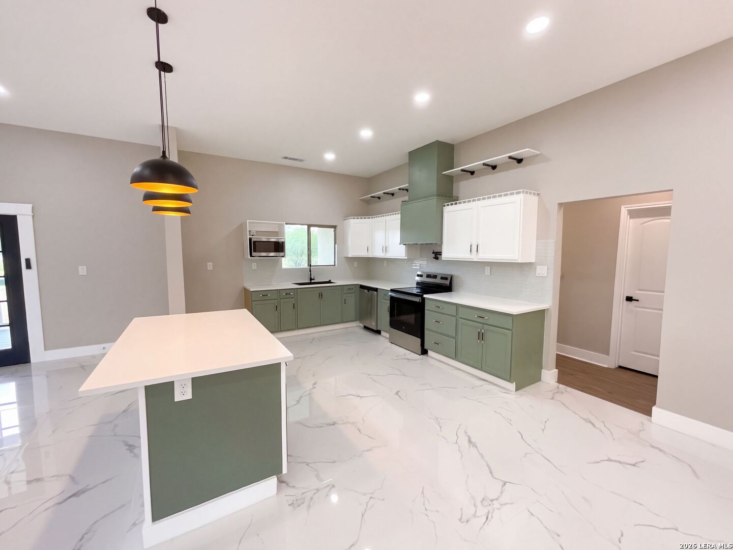185 E Medium Meadow Drive Lytle TX 78052