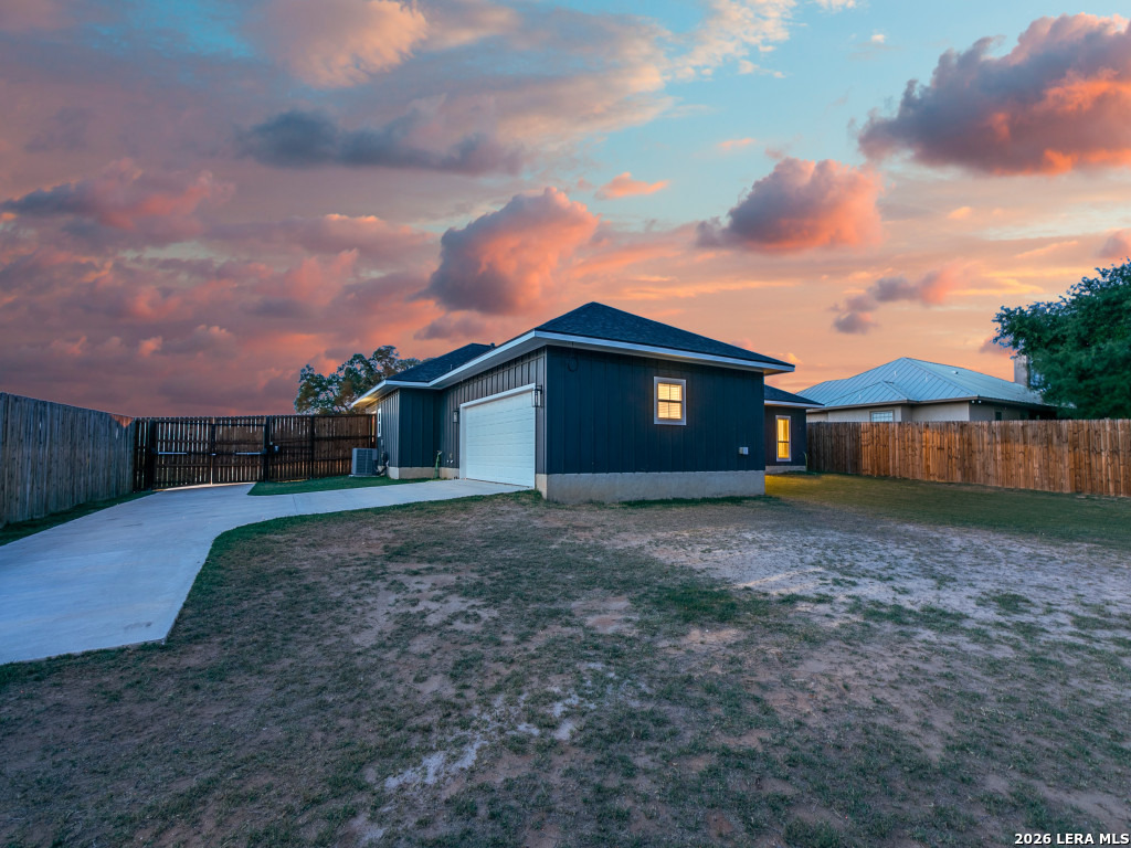 1015 Timbercrest Pleasanton TX 78064