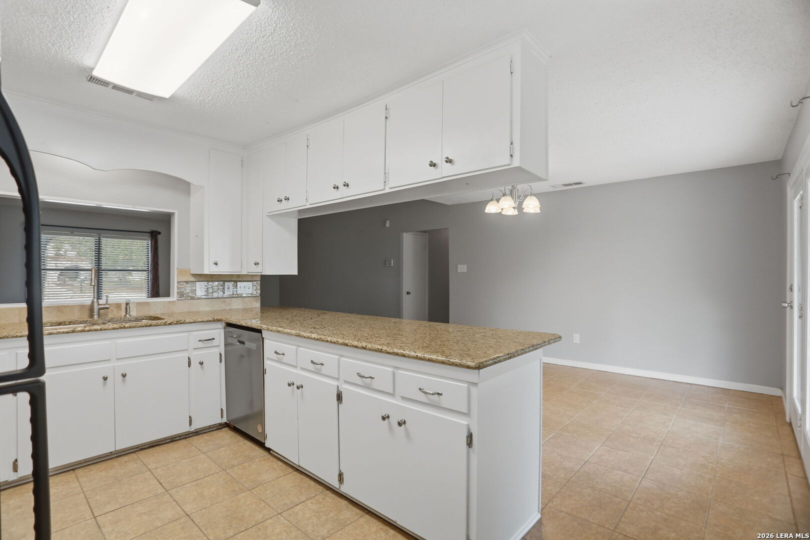 303 Castle Court Converse TX 78109