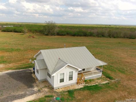 501 S Parker Nixon TX 78140
