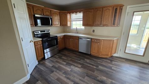 501 S Parker Nixon TX 78140