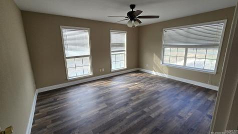 501 S Parker Nixon TX 78140