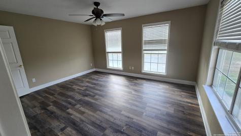 501 S Parker Nixon TX 78140