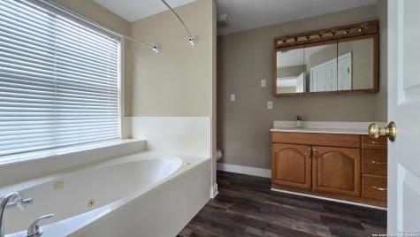 501 S Parker Nixon TX 78140