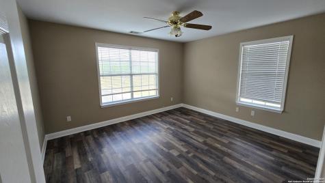 501 S Parker Nixon TX 78140