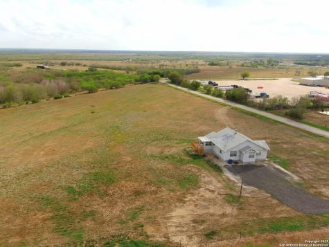 501 S Parker Nixon TX 78140