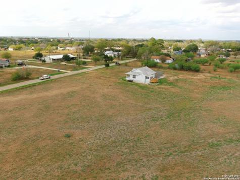 501 S Parker Nixon TX 78140
