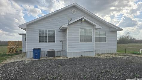 501 S Parker Nixon TX 78140