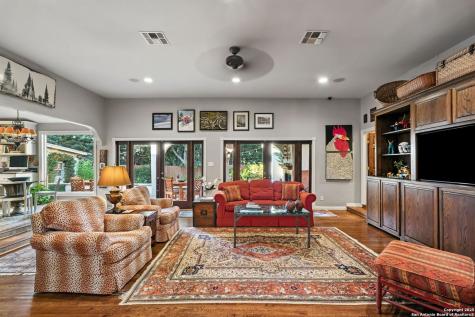 620 E Mandalay Olmos Park TX 78212