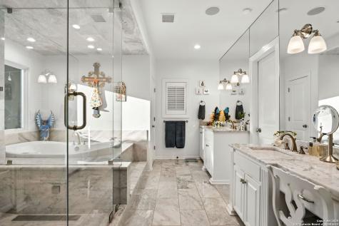 620 E Mandalay Olmos Park TX 78212