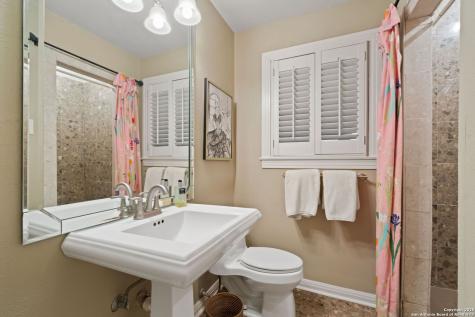 620 E Mandalay Olmos Park TX 78212