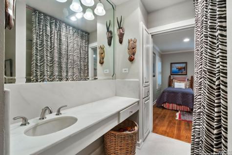 620 E Mandalay Olmos Park TX 78212