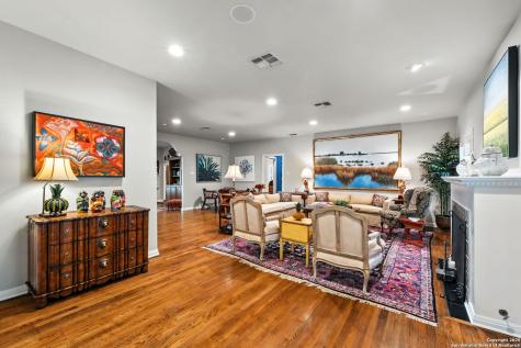 620 E Mandalay Olmos Park TX 78212