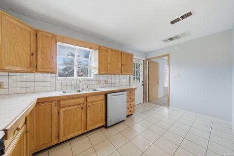 1521 B Street Floresville TX 78114