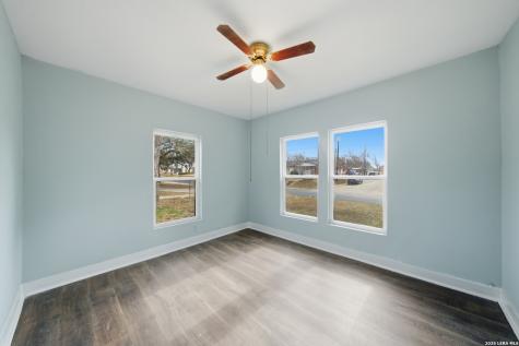1521 B Street Floresville TX 78114