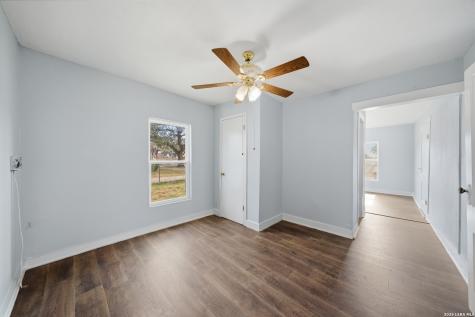 1521 B Street Floresville TX 78114