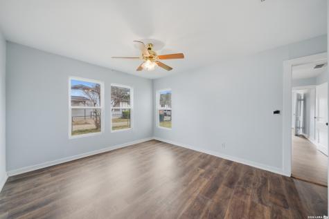 1521 B Street Floresville TX 78114