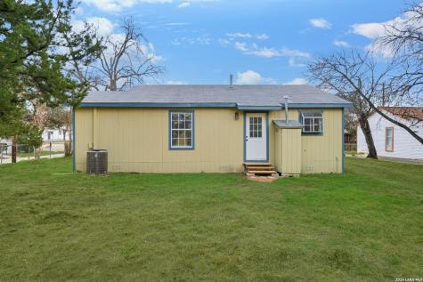 1521 B Street Floresville TX 78114