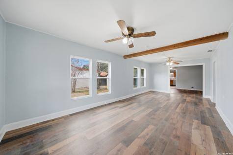 1521 B Street Floresville TX 78114