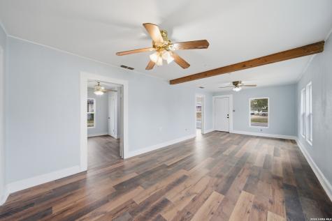 1521 B Street Floresville TX 78114