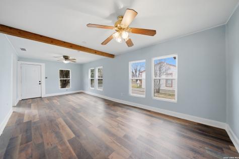 1521 B Street Floresville TX 78114