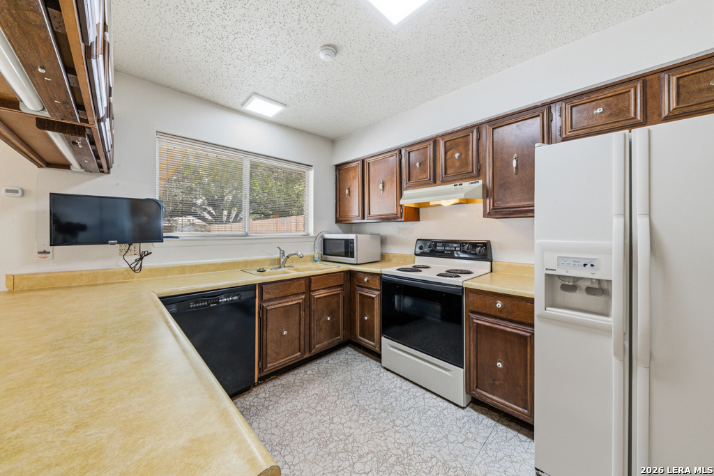 118 Clear Oak Universal City TX 78148