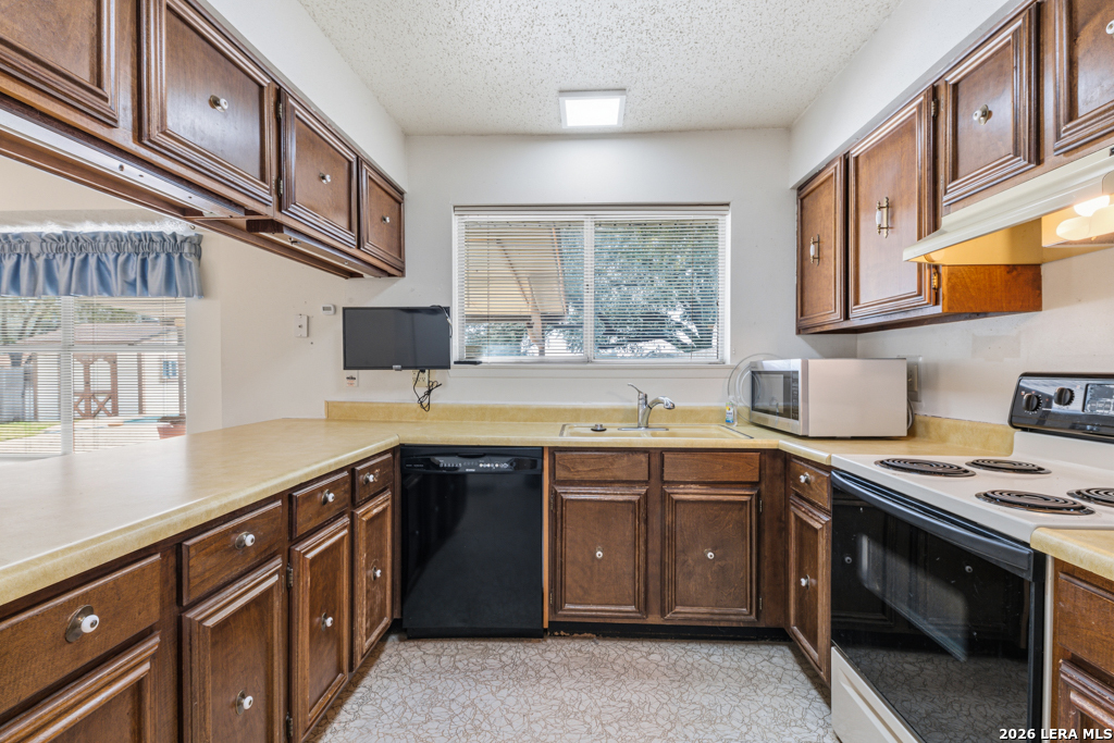 118 Clear Oak Universal City TX 78148