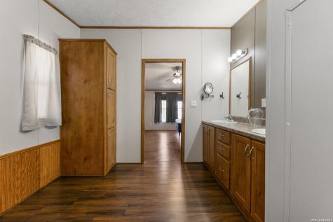 494 County Road 4638 Hondo TX 78861