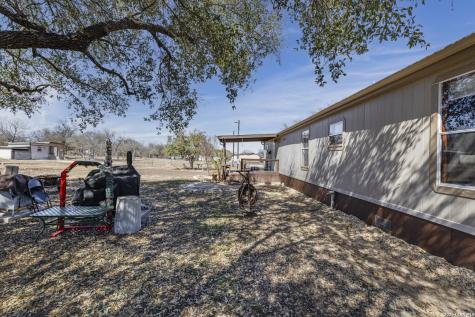 494 County Road 4638 Hondo TX 78861