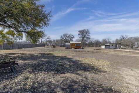494 County Road 4638 Hondo TX 78861